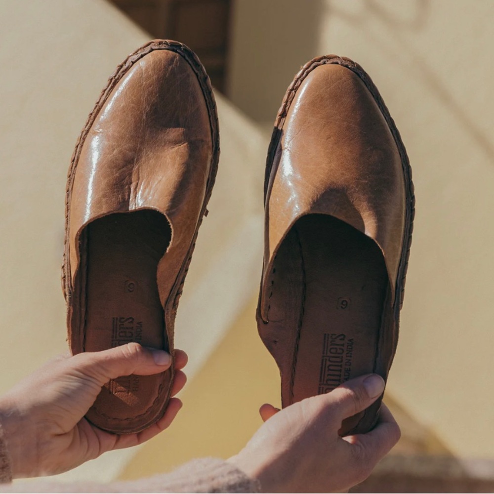 Mohinders men’s heritage solid city slipper in honey